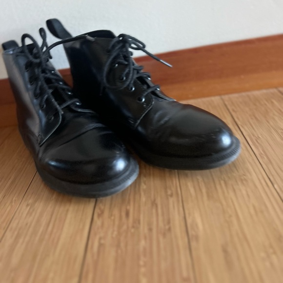 Dr. Martens Emmeline boot size 8 - Picture 2 of 5